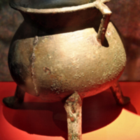 SLM 14086 - Gjuten trefotsgryta av brons, 13-1400-tal