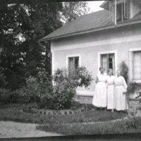 SLM M030196 - Tre kvinnor framför ett hus