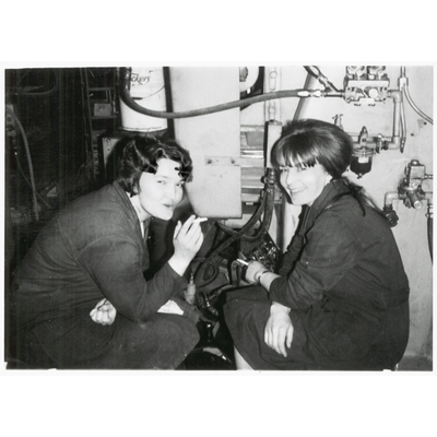 SLM P2018-0086 - Ulla och Lisa på SAAB-ANA år 1966