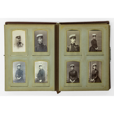 SLM 9283 - Fotoalbum, rödfärgat textilöverdrag med metallknäppe, 1880-tal