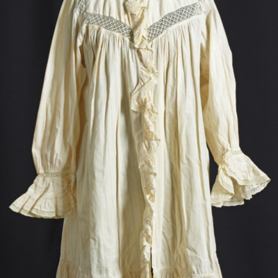 SLM 11714 - Peignoir, kamkofta eller morgonklänning av vit bomull med invävda röda ränder, volanger och spetsar, 1800-tal