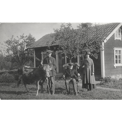 SLM P2017-0331 - Carl August Larsson med son och dotter hemma på Österlund