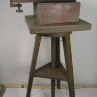 SLM 24164 - Arbetsbord med kavalett, har tillhört skulptören Adolf Stern