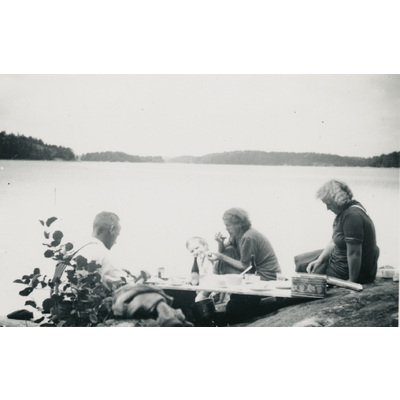 SLM P2022-1027 - Makarna Höglund med vänner har picknick på en klippa