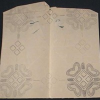 SLM 10560 161 - Broderimönster, geometriskt motiv ritat med blyerts