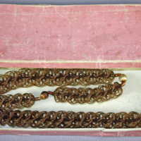 SLM 6389 1-2 - Halsband av människohår monterad i guld, har tillhört släkten Indebetou på Forsa bruk.