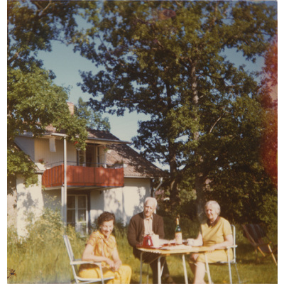 SLM P2022-1464 - Makarna Höglund och en kvinna fikar i trädgården