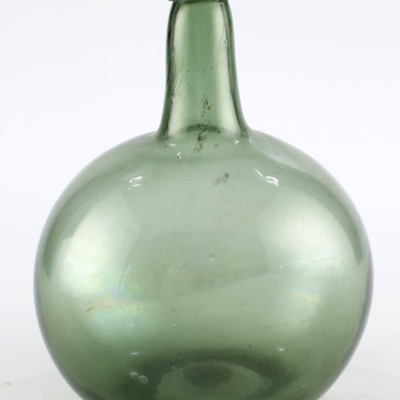 SLM 2404 - Stor oval glasflaska av grönt glas, från Nyköping