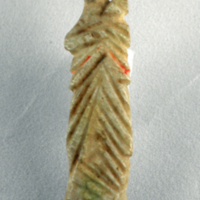SLM 15090 - Amulett utskuren i ben, en framställning av Maria med hög krona