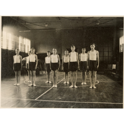 SLM P2020-0443 - Elever vid gymnastikövningar på Solbacka Läroverk, 1932