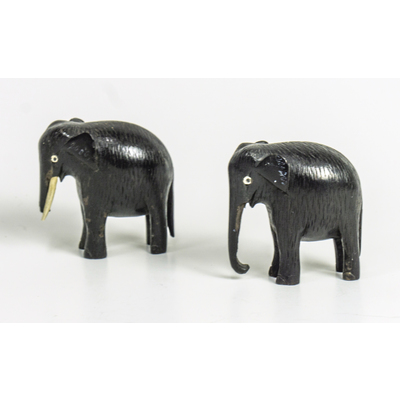SLM 39066 1-2 - Två små elefanter av trä och ben, möjligen leksaker från Ökna i Floda socken