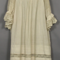 SLM 10665 1-2 - Flickklänning av tunt vitt bomullstyg, tidigt 1900-tal