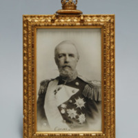 SLM 10499 2 - Fotografi, kung Oscar II, i förgylld och krönt ram