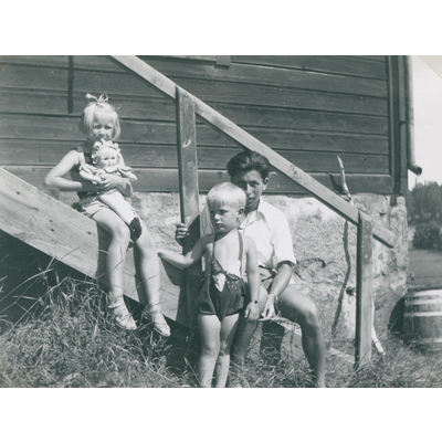 SLM P2018-0567 - Kurt med två barn på trappa vid Väringsö år 1941