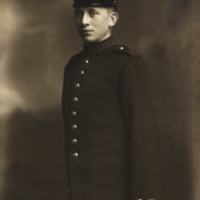 SLM P08-2184 - Porträttfoto av en ung man i uniform