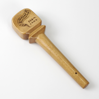 SLM 37726 - Ordförandeklubba formad som en nyckelknav, tangent till nyckelharpa