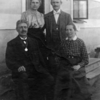 SLM P07-2510 - Verkmästare Albert Brolin (1857-1943) med hustru Matilda och barnen Hildur och Gunnar