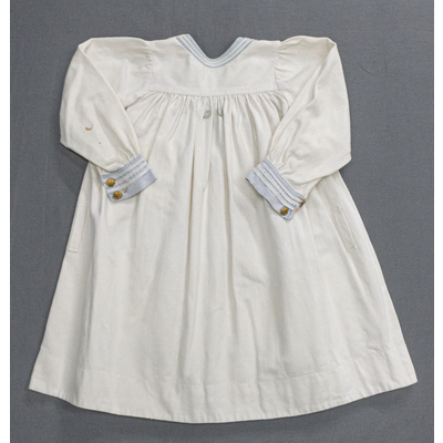 SLM 52562 - Kolt/klänning av vitt bomullstyg, med blå och vita detaljer
