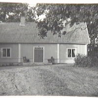 SLM M010884 - Manbyggnad från söder, Himmelsända gård