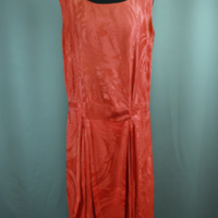SLM 11347 - Sidenklänning av rött sidentyg, har burits av Elsa Egnell f. 1886