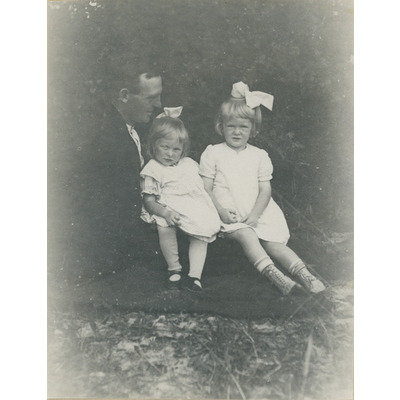SLM P2022-0039 - En man med två barn, 1920-talet