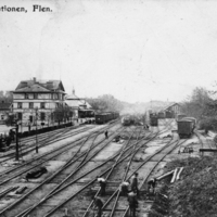 SLM P07-1898 - Vykort, järnvägsstationen i Flen, tidigt 1900-tal