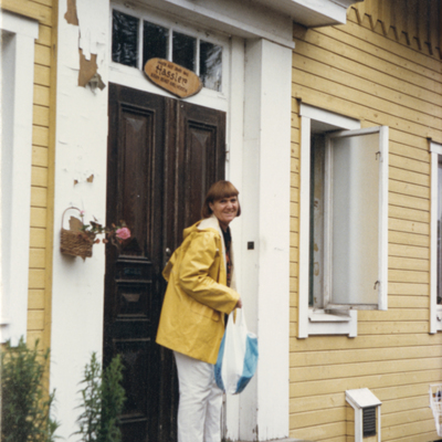 SLM P2016-0899 - Inger Hassler utanför sin bostad på Tegelvägen i Flen