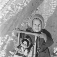 SLM P06-241 - Gudrun, dockan och sparken, vinter i Nyköping 1955