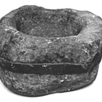 SLM 4059 - Mortel av kalksten försedd med järnband, kommer från Lunda socken