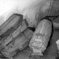 SLM S5-90-26 - Kistor i gravkammaren, Vadsbro kyrka