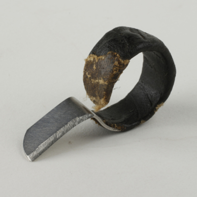SLM 15327 - Nätbindarekniv med fäste avsett att trä runt ett finger