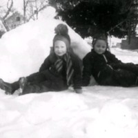 SLM M030037 - Två barn sitter i snön