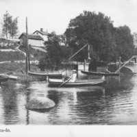SLM P07-1912 - Vykort, parti av Vrenaån med småbåtar, tidigt 1900-tal