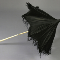SLM 11855 - Parasoll av svart siden med krycka av utskuret ben