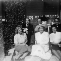 SLM P09-1002 - Cecilia af Klercker med vänner, Katrineborg i Vadsbro socken år 1947