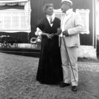 SLM P09-1374 - ”Eija och Alphonse” i samspråk vid Kristineberg, Gamla Oxelösund, 1900-talets början