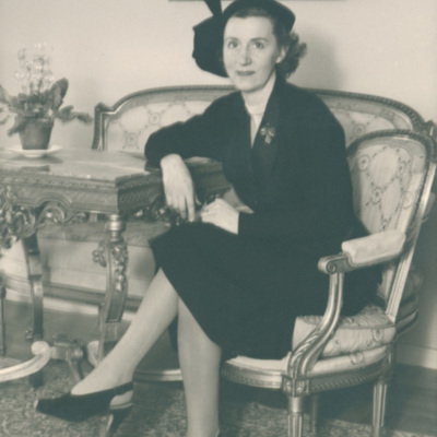 SLM P2015-625 - Karin Wohlin i familjens hem på 1950-talet.
