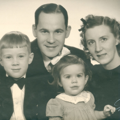 SLM P2015-700 - Familjen Wohlin, familjefoto från 1943