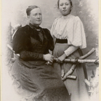 SLM P11-6109 - Änkefru Helena Drake (1851-1924) med inneboende skolflickan Karin Diedrichs