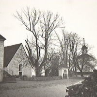 SLM M013757 - Del av Stora Malms kyrka med klockstapel