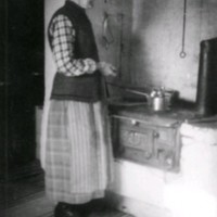 SLM M029531 - En kvinna som kokar kaffe.