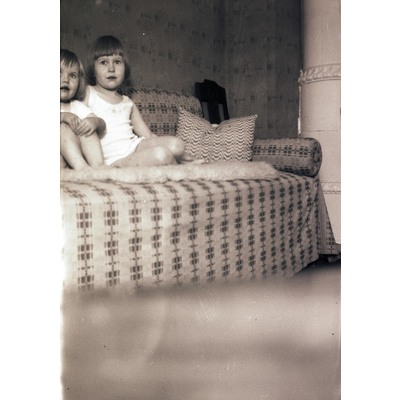 SLM X10-049 - Två flickor i en soffa