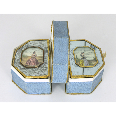SLM 52984 - Uppfällbar pappask/korg med bilder på glas, medaljong på framsidan, 1800-tal