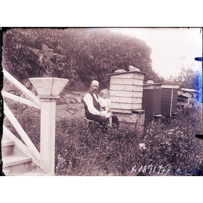 SLM X1891-78 - Porträtt på en man och en flicka i trädgården