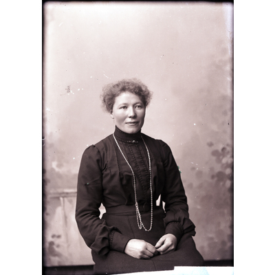 SLM X2013-382 - Porträtt, Mejerinnan Ida Ohlsson, Forsby, 1904