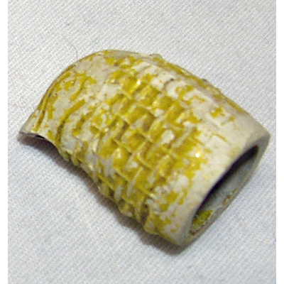 SLM 11072 2 - Piphuvud av lera, insidan vit, utsidan målad gul samt märkt 