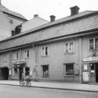 SLM A28-548 - Albert Gräslunds och Carl Svenssons affärer i Nyköping, huset rivet 1938
