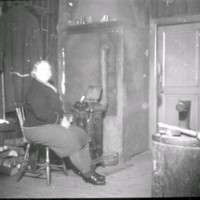 SLM D1-109 - Guldsmeden C.H. Forsmans verkstad, möjligen är kvinnan på bilden hans hustru Matilda Amalia Charlotta född Brolin (1872-1957)