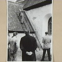 SLM M004237 - Ivar Schnell (1904-1993) inspekterar Ripsa kyrka