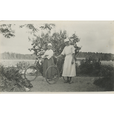 SLM P2022-0423 - Två kvinnor med cyklar